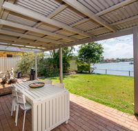 Lowset home on the canal - Dolphin Dr Bongaree - SA Accommodation