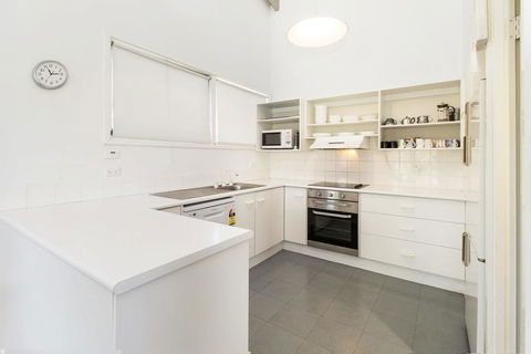 'Matilda' - Spacious & Centrally Located With Great Lake Views - SA Accommodation 3