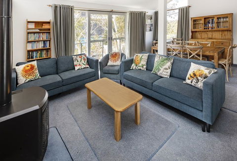 'Matilda' - Spacious & Centrally Located With Great Lake Views - SA Accommodation 1