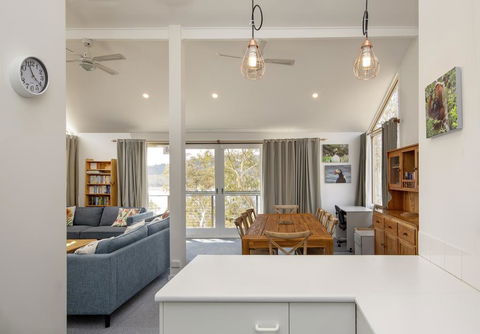 'Matilda' - Spacious & Centrally Located With Great Lake Views - SA Accommodation 2