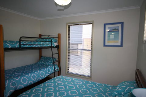 1 Naiad Court - Lowset Family Home With Swimming Pool And Covered Deck. Pet Friendly - SA Accommodation 0