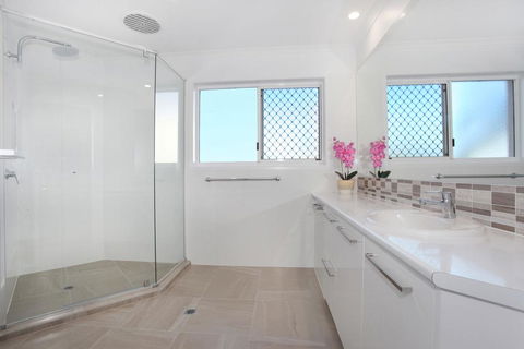 10 Mona Vista Crt, Coolum Beach, VIEWS, WiFi, Pet Friendly - SA Accommodation 3