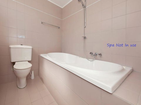 12 'Le Vogue', 16 Magnus St - Sensational Water Views, Lift, Pool & Tennis Court - SA Accommodation 3