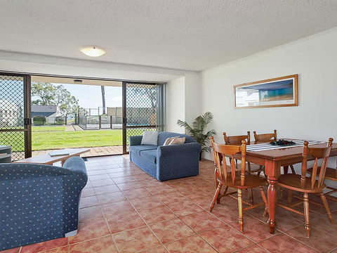 13 'The Poplars' 34 Magnus Street - Ground Floor Unit And Pool In Complex - SA Accommodation 3