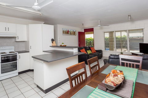 14 Double Island Drive - Rainbow Beach, Large Holiday House With Pool,Pets Welcome, Free Wi-Fi - SA Accommodation 2