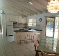 15 Larapinta Court - Family home with swimming pool in a quiet street and central location close to CBD - SA Accommodation