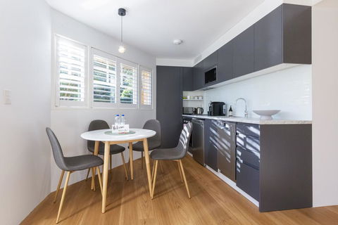 2 BEDROOM BRAND NEW APT // MOMENTS FROM RNSH - SA Accommodation 0