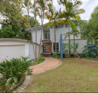 2 Satinwood Drive - Rainbow Shores Executive Level Beach House Pool Walk to Beach - SA Accommodation
