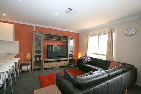 2/17 Jillamatong Street - SA Accommodation 0