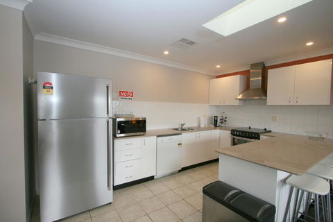 2/17 Jillamatong Street - SA Accommodation 2
