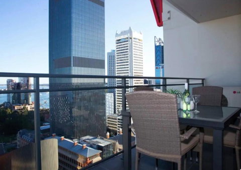 CENTRAL CBD EXEC STUNNING VIEW WIFI NETFLIX WINE - SA Accommodation 4