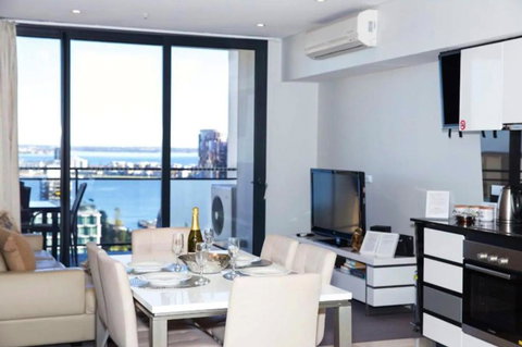 CENTRAL CBD EXEC STUNNING VIEW WIFI NETFLIX WINE - SA Accommodation 1