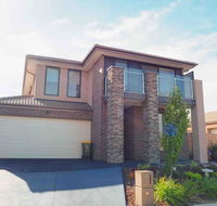 4 Bed 2 And A Half Bath Luxury Villa in Point Cook - SA Accommodation