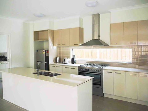 4 Bed 2 And A Half Bath Luxury Villa In Point Cook - SA Accommodation 3