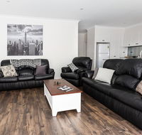4 Bedroom Inner City Townhouse - SLEEPS 9  - SA Accommodation