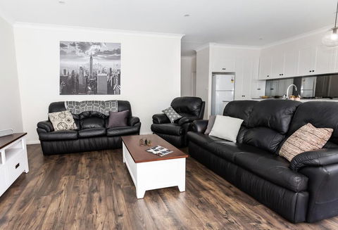 4 Bedroom Inner City Townhouse - SLEEPS 9 !! - SA Accommodation 0