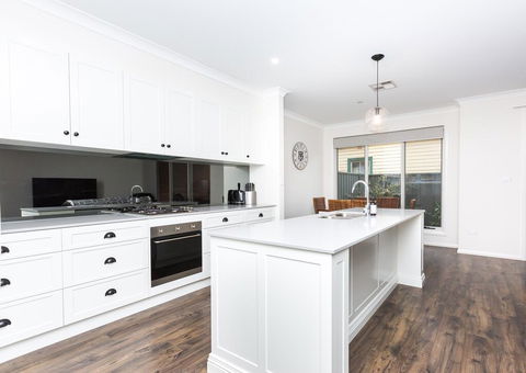4 Bedroom Inner City Townhouse - SLEEPS 9 !! - SA Accommodation 1
