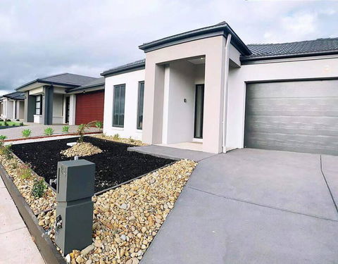 4Bed 2Bath Cozy Guesthouse In Tarneit - SA Accommodation 1