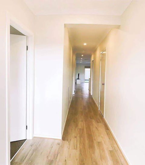 4Bed 2Bath Cozy Guesthouse In Tarneit - SA Accommodation 3
