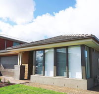 5Bed 2Bath Family House in Werribee - SA Accommodation