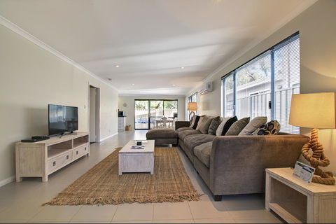A Little Luxury In Town - SA Accommodation 3