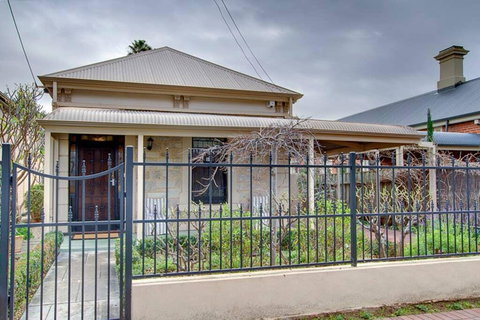 Adelaide Close CBD Large Private Studio Apartment In St Peters - SA Accommodation 0