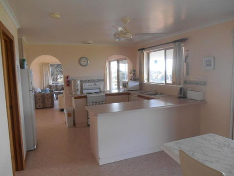 Ebb N Flow Beach House - Stansbury - SA Accommodation 1