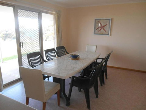 Ebb N Flow Beach House - Stansbury - SA Accommodation 2