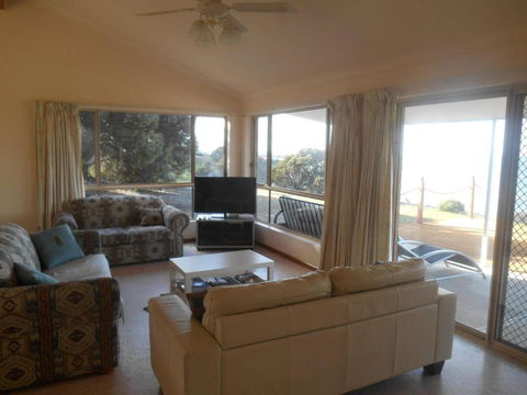 Ebb N Flow Beach House - Stansbury - SA Accommodation 3