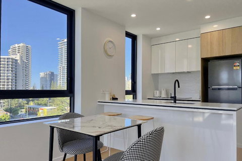 E.S. Surfers Paradise - SA Accommodation 3