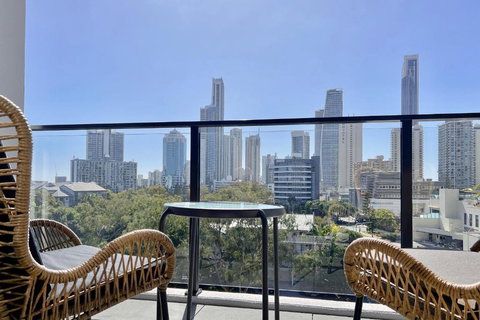 E.S. Surfers Paradise - SA Accommodation 4