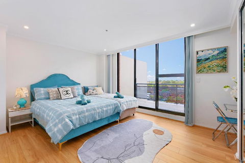 Epic CBD City View 3BR Penthouse Walk To Station&shopping Centre - SA Accommodation 3