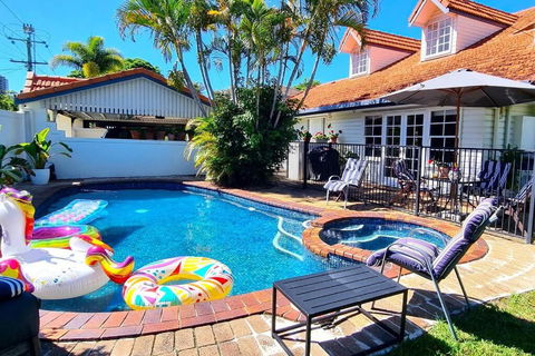 Fab 4brm Home With Pool A 15 Min Walk To Beach - SA Accommodation 0