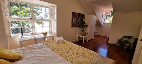 Fab 4brm Home With Pool A 15 Min Walk To Beach - SA Accommodation 3