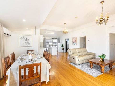Family Friendly Cozy 4BR House At Annerley - SA Accommodation 2