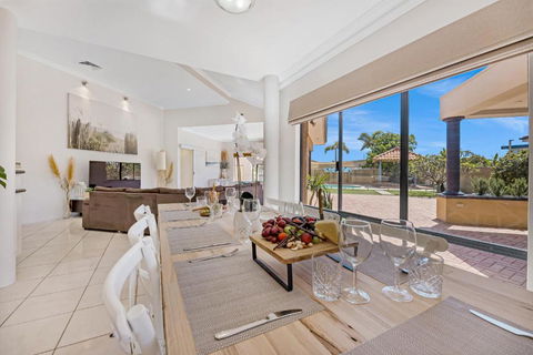 Fun In The Sun Pool Bliss & Ocean Views - SA Accommodation 4