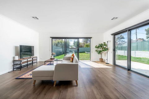 Gorgeous Hawker Townhouse - SA Accommodation 4