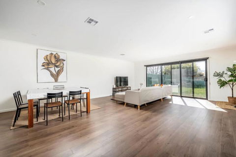 Gorgeous Hawker Townhouse - SA Accommodation 3
