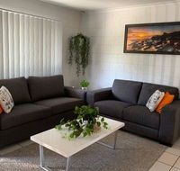 Andergrove Home with a Garden View-Wi-fi  Netflix - SA Accommodation