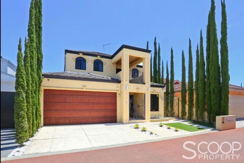 LUXURY VILLA W POOL & SPAS - SA Accommodation 3