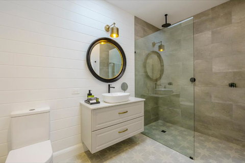 MAIN STREET RETREAT - King BRs, Comp Minibar, Breakfast Prov, Fireplaces - SA Accommodation 2