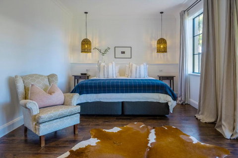 MAIN STREET RETREAT - King BRs, Comp Minibar, Breakfast Prov, Fireplaces - SA Accommodation 0