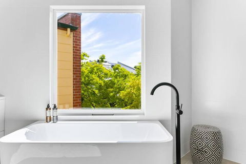 MANHATTAN STYLE 3 STORY LUXURY IN ST PETERS - SA Accommodation 2