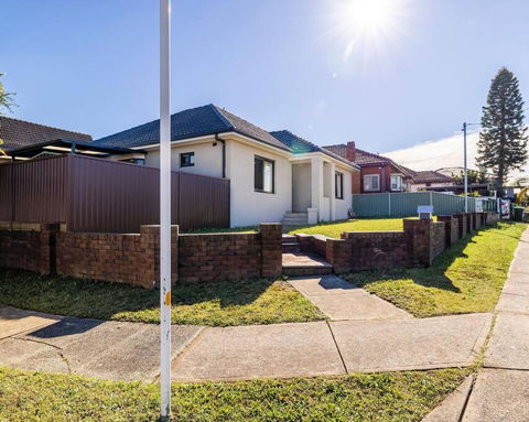Modern Home In The Heart Of Bankstown - SA Accommodation 3