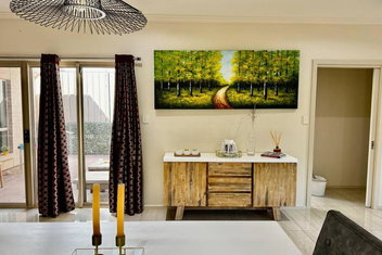 Morden Elegant 4 Bedroom House with SA Accommodation