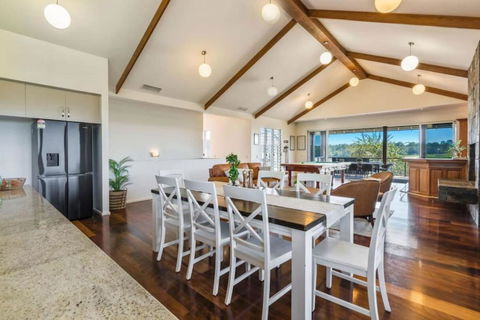 Mountain Majesty With Poolside Relaxing Getaway - SA Accommodation 0