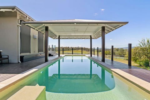 Mountain Majesty With Poolside Relaxing Getaway - SA Accommodation 1