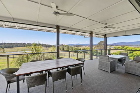 Mountain Majesty With Poolside Relaxing Getaway - SA Accommodation 2