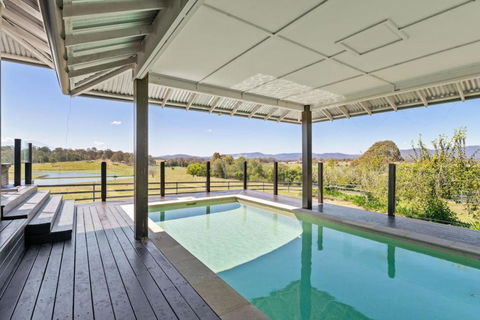 Mountain Majesty With Poolside Relaxing Getaway - SA Accommodation 3