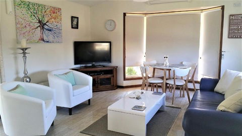 Must Love Dogs B&B & Self Contained Cottage - SA Accommodation 3